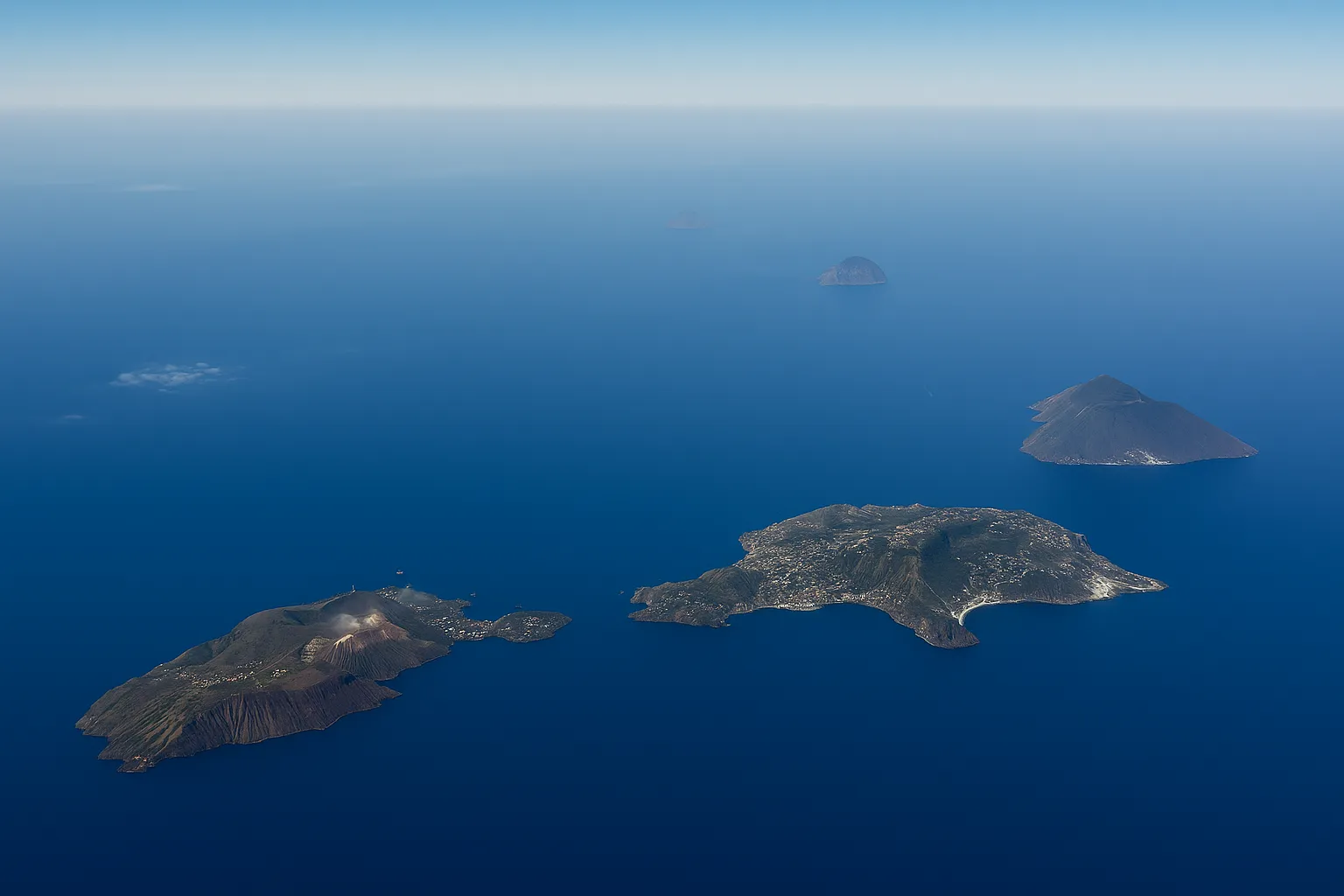 Vista aerea delle Isole Eolie dal cielo sopra Milazzo