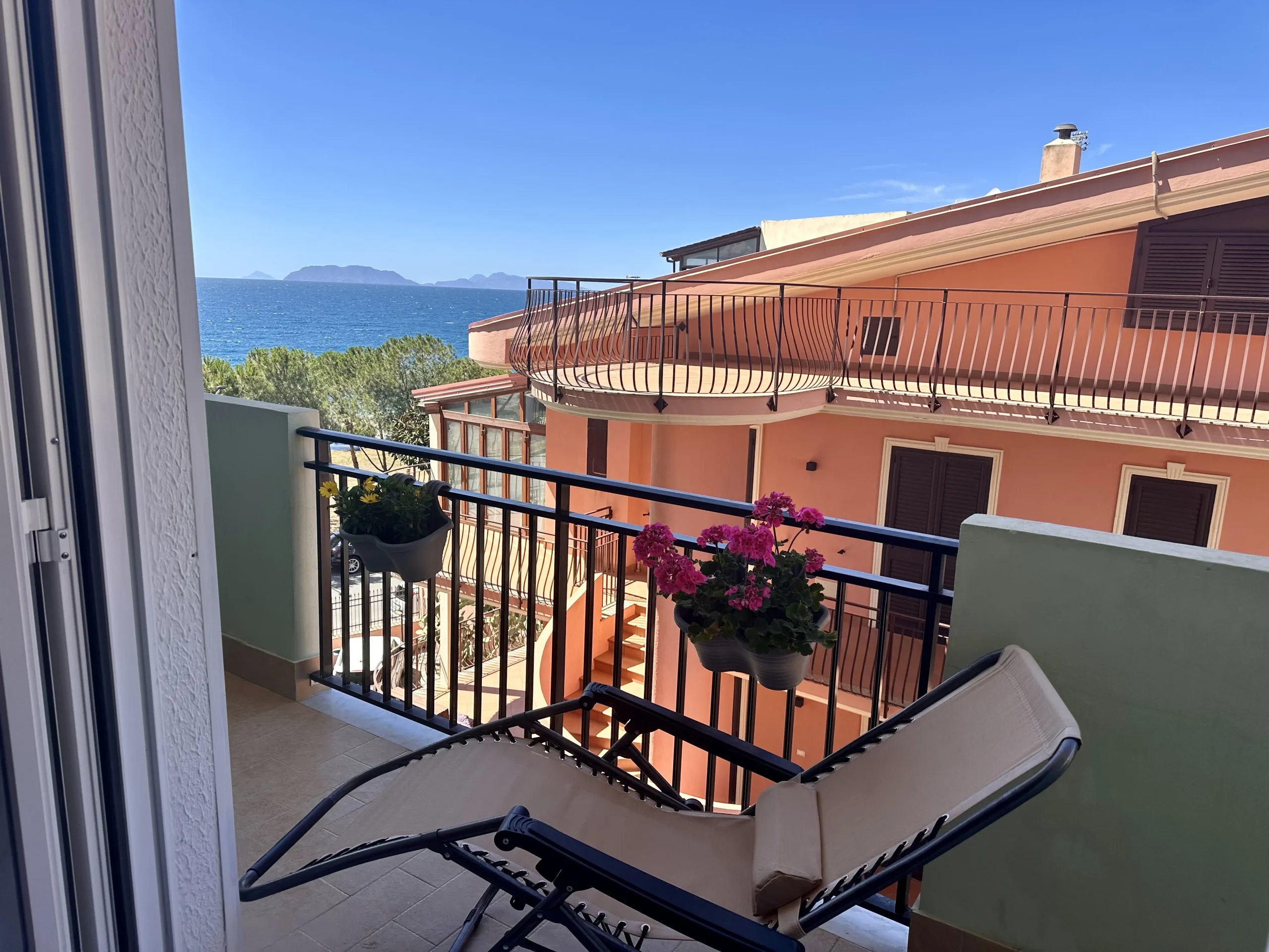 Camera moderna con terrazza vista mare in una struttura ricettiva di Milazzo
