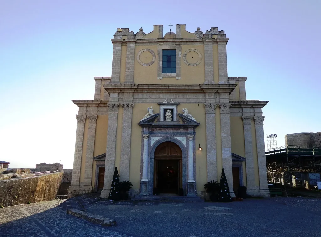 Facciata del Duomo Antico di Milazzo Facciata in pietra arenaria del Duomo Antico