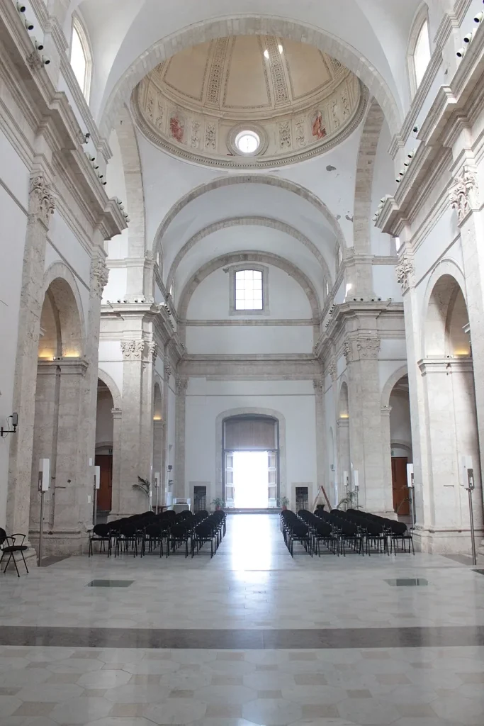 Interno del Duomo con navate e colonne Altare Maggiore del Duomo Antico
