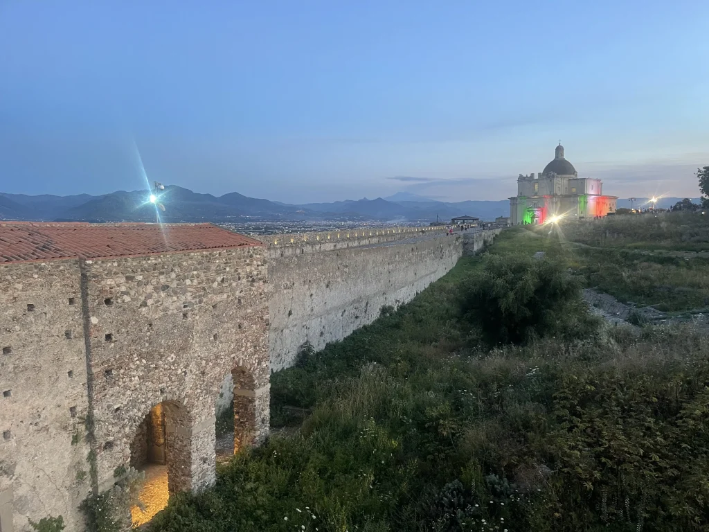 Vista esterna della camminata di ronda del castello, sopraelevata e adiacente alle mura