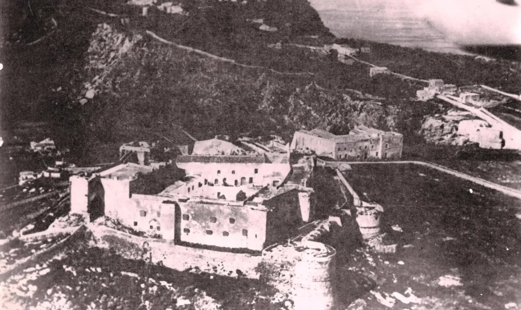 Vista panoramica del castello in stato di degrado, anni ’30