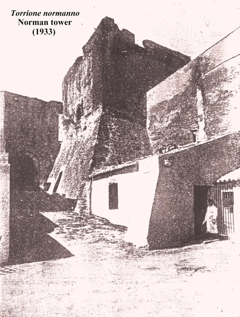 Prigionieri sorvegliati nel cortile del castello di Milazzo nel 1905