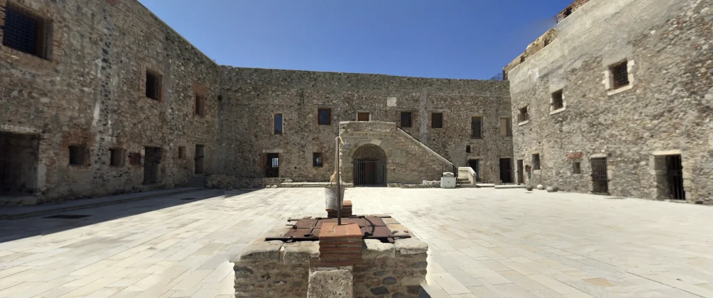 Cortile del Castello visto dal centro, rivolto verso la cittadella interna e la Torre Normanna