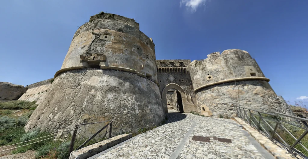 Porta della Cittadella vista dall’esterno di giorno